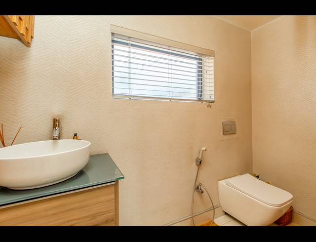 5 BEDROOM HOUSE FOR SALE IN HOUGHTON ESTATE